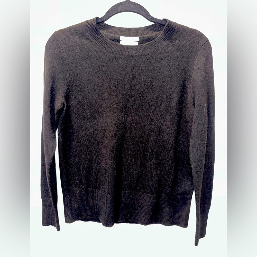 Simple fitted cashmere sweater